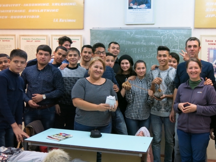 Professeur et ses étudiants à Navoiy, Ouzbekistan